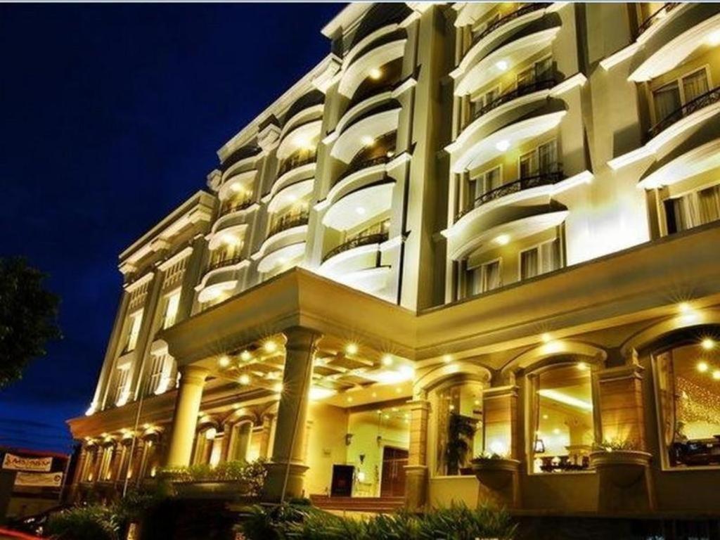 M - Regency Hotel Makassar Bagian luar foto