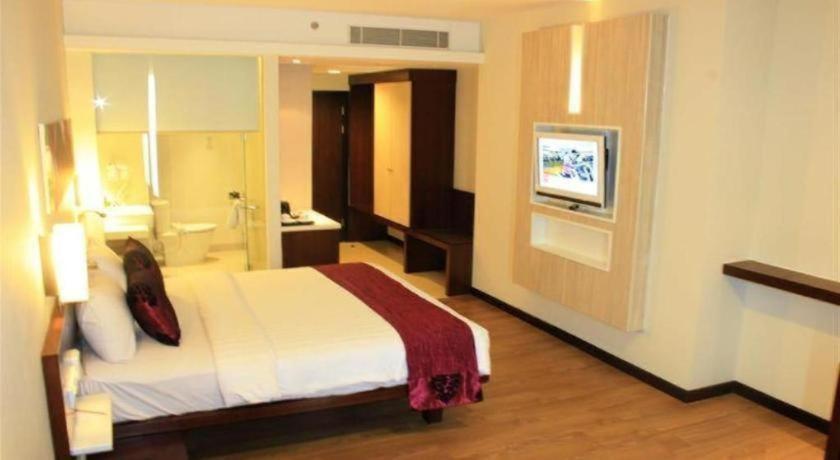 M - Regency Hotel Makassar Bagian luar foto