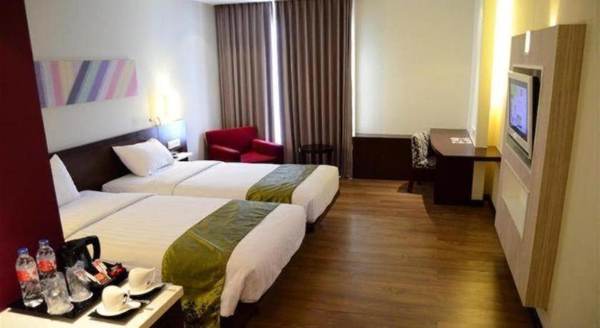 M - Regency Hotel Makassar Bagian luar foto