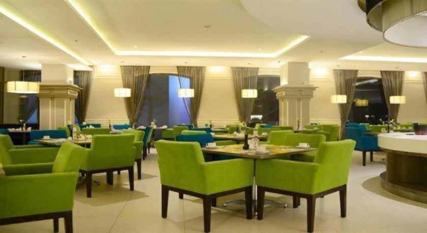 M - Regency Hotel Makassar Bagian luar foto