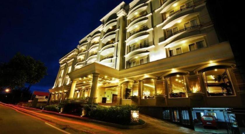 M - Regency Hotel Makassar Bagian luar foto