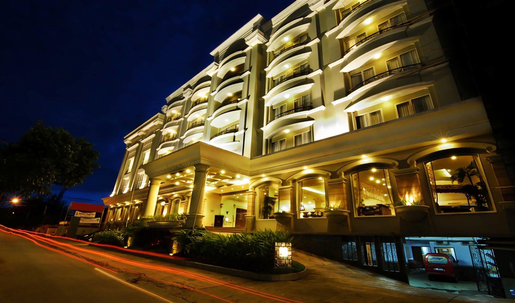 M - Regency Hotel Makassar Bagian luar foto